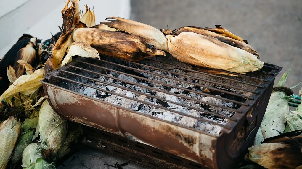 焼き目のついたとうもろこし