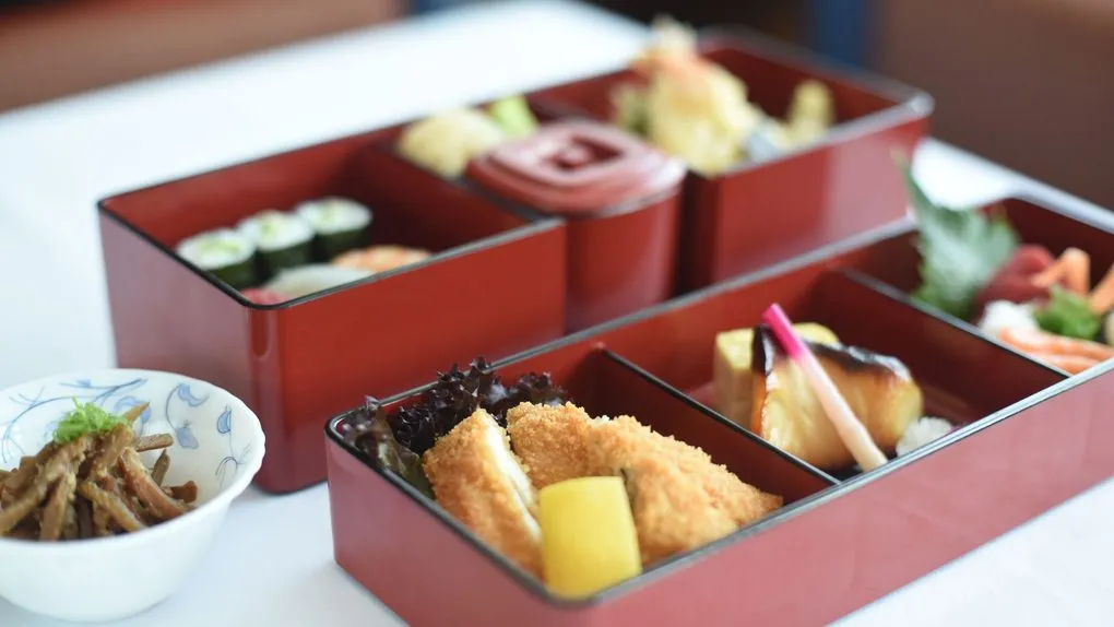 おにぎりが詰められた日本のお弁当箱